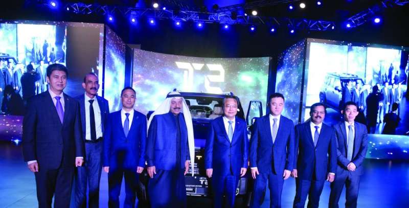 


السفير الصيني وبودستور يتوسطان عدداً من موظفي السفارة والشركة خلال الفعالية 