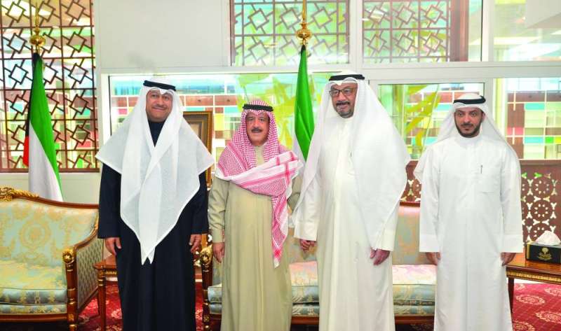 
الوزير الغريب مع وكيلي «الأوقاف» و«العدل» والزميل ناصر الفرحان 