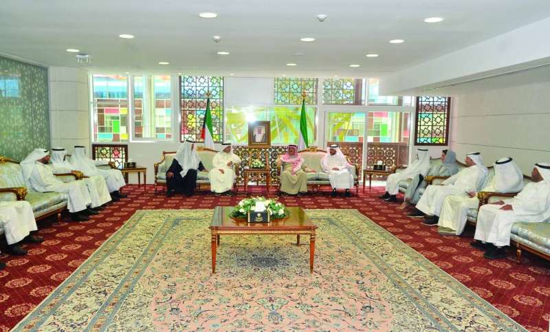 
المستشار الغريب متوسطاً وكلاء «الأوقاف» و«العدل»	 (تصوير سعود سالم) 