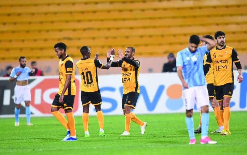 المطوع محتفلاً مع زملائه 