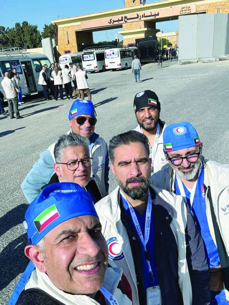 


 الوفد الطبي الكويتي عقب دخوله رفح 