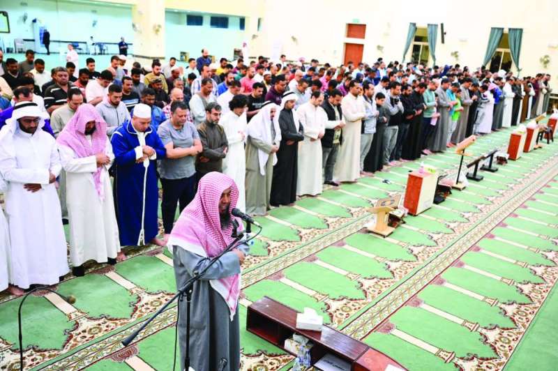 مصلون يؤدون صلاة التراويح في أحد المساجد 	 (تصوير نايف العقلة) 