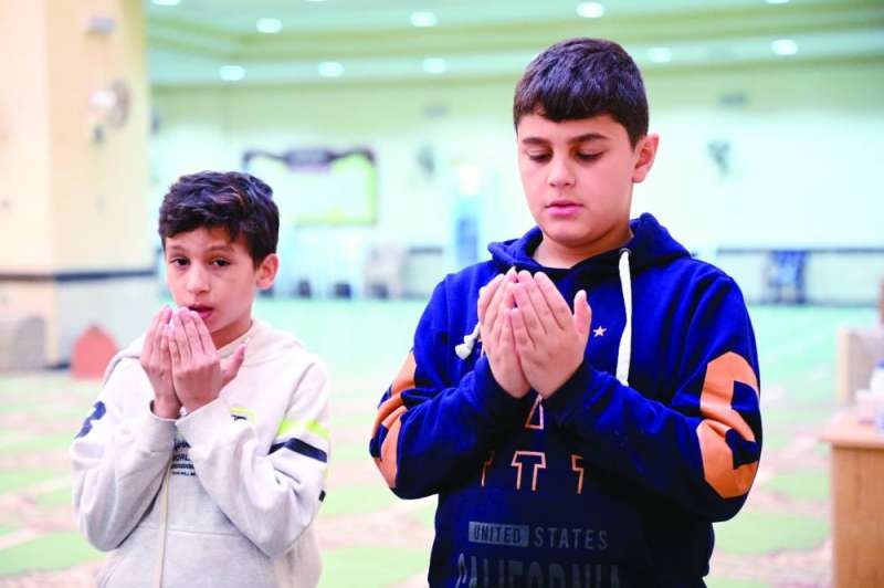 طفلان يشاركان في الصلاة 