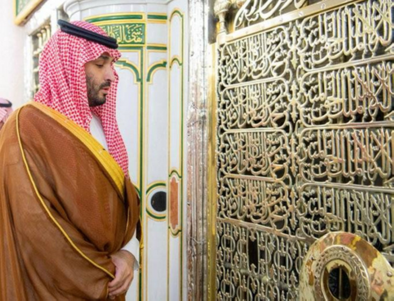 محمد بن سلمان لدى زيارته المسجد النبوي