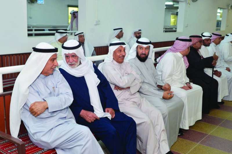 


صالح الفضالة مع بعض المعزين 