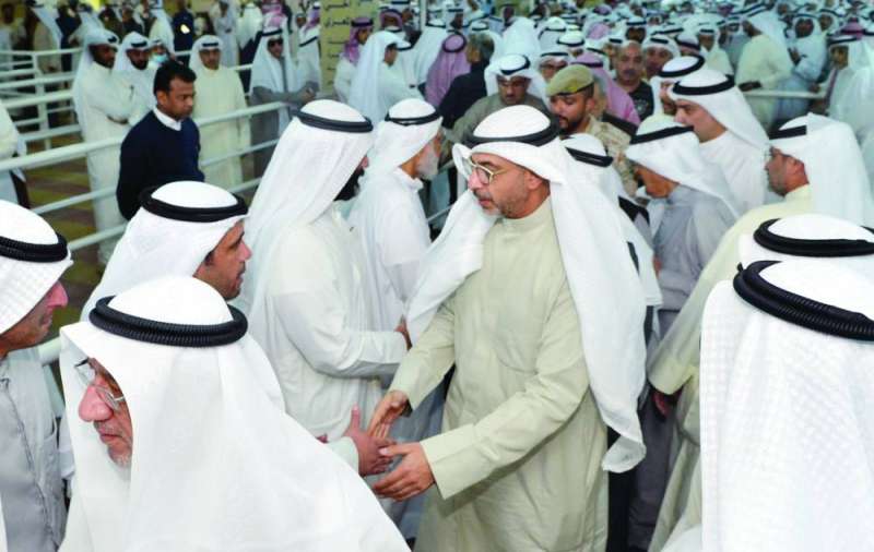 وزير الديوان الأميري يقدم التعازي	(تصوير سعود سالم) 