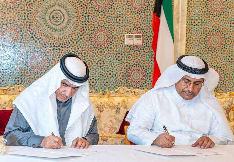 سعود عبدالعزيز البابطين (يسار) يوقع الاتفاقية مع رئيس البرلمان العربي 