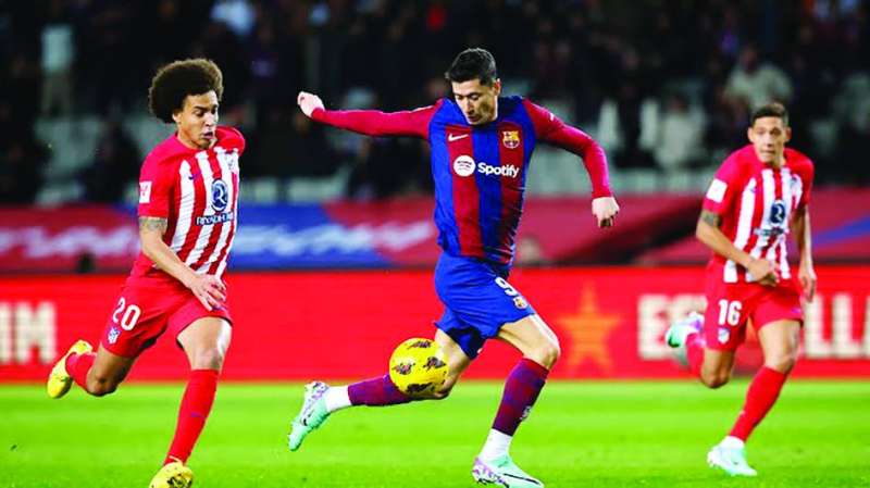 


مهاجم برشلونة روبرت ليفاندوفسكي في مباراة سابقة أمام أتلتيكو مدريد 