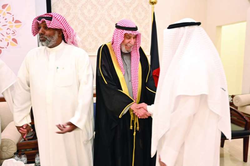 


خالد المذكور مستقبلاً المهنئين 