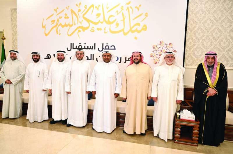 المذكور متقدماً قيادات جمعية الإصلاح في استقبال المهنئين 	(تصوير أسعد عبدالله) 