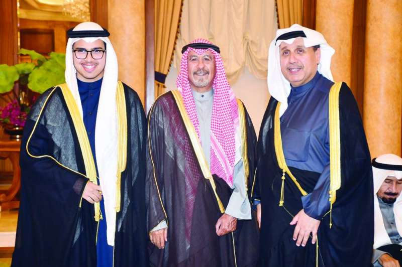 رئيس الوزراء مع الشيخ حمد جابر العلي وابنه