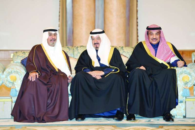 الشيخ أحمد العبدالله متوسطاً سمو الشيخ صباح الخالد وسمو الشيخ محمد الصباح