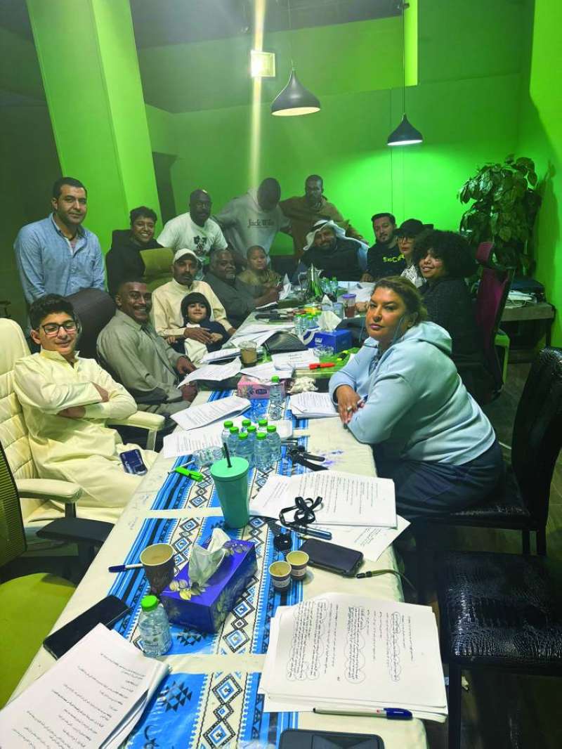 


فريق المسرحية خلال بروفات الطاولة 