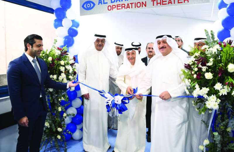 وزير الصحة وحمد البحر وعصام البحر خلال افتتاح توسعة مركز البحر للعيون 