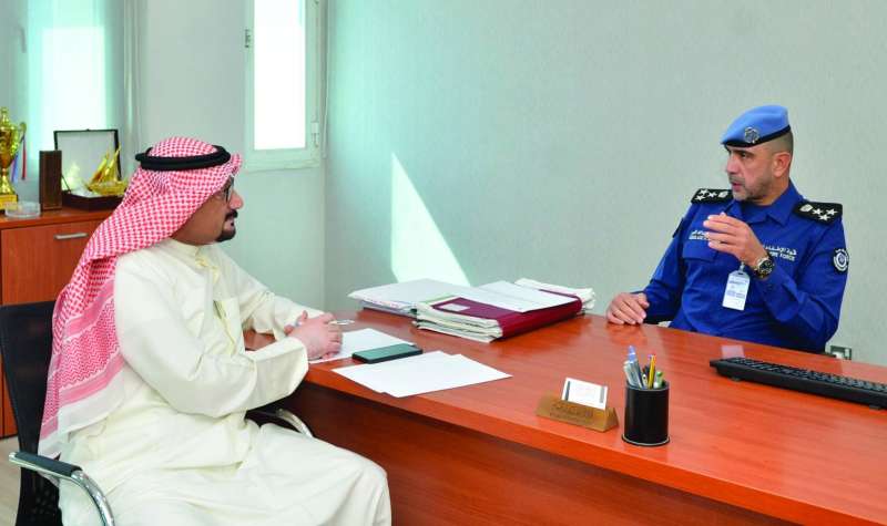 البناي يتحدث للزميل ناصر الفرحان	 (تصوير سعود سالم) 