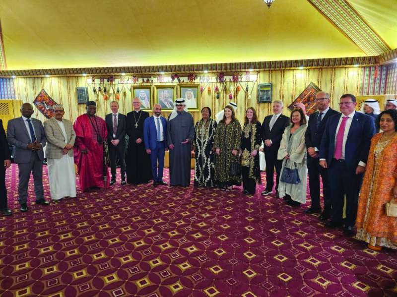 سفير خادم الحرمين مُتوسّطاً عدداً من الحضور الديبلوماسي 