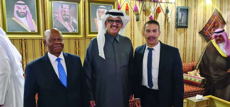 سلطان بن سعد مُتوسّطاً سفيري قبرص وبوتسوانا 