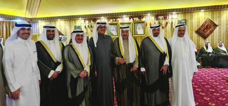 السفير السعودي مُتوسّطاً عدداً من المُهنّئين بالشهر الكريم 