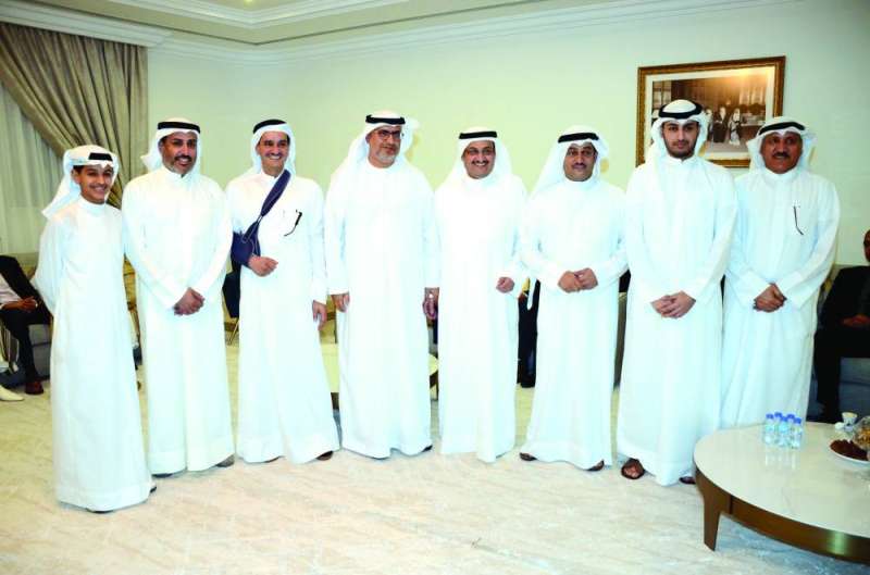 السفير النيادي يتوسّط عدداً من أبناء عائلة الخرافي 