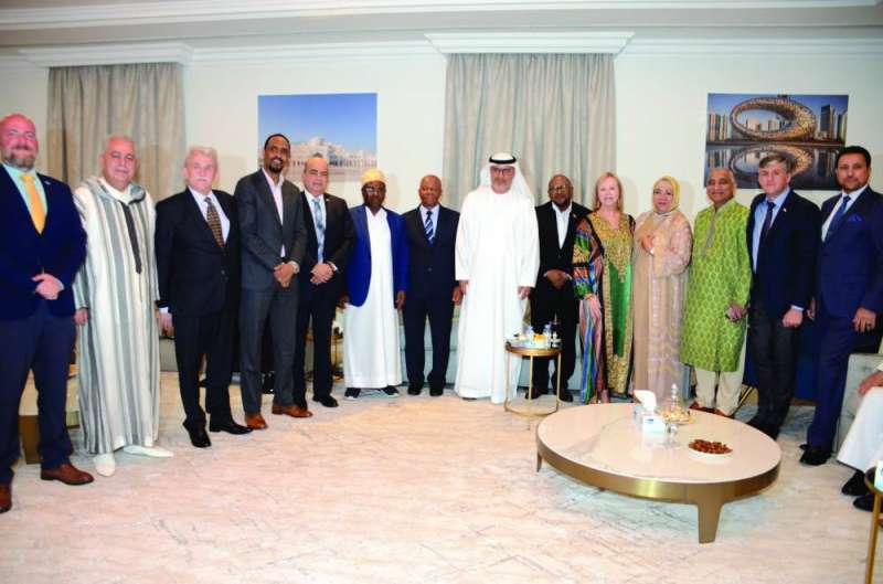 السفير الإماراتي يتوسّط عدداً من السفراء المُهنّئين 