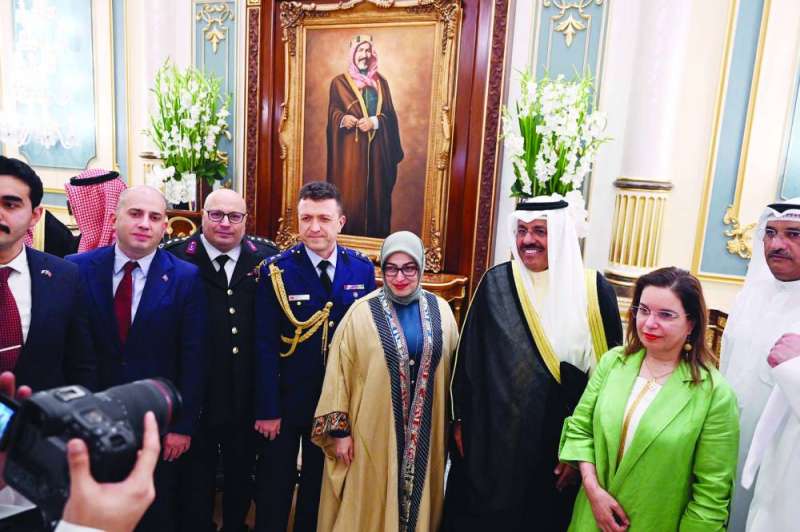 


السفيرة التركية وأعضاء السفارة مع أحمد النواف 