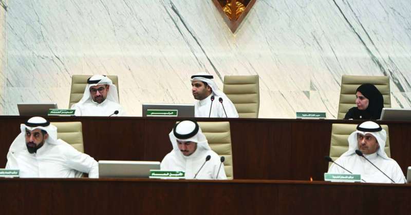 المحري مترئساً الجلسة وإلى جانبه مدير البلدية سعود الدبوس	(تصوير نايف العقلة) 