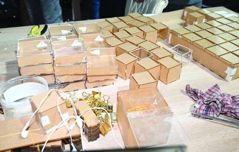 جانب من أعمال النجارة في الاسطبل