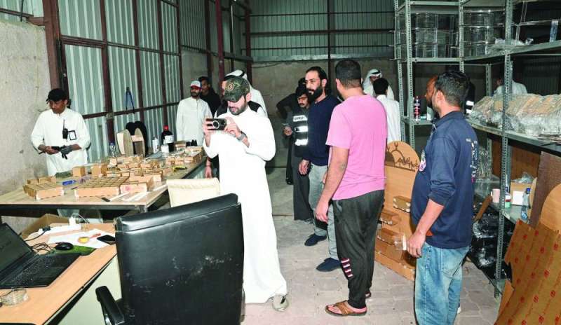 


تدقيق في محتويات «المصنع» 	(تصوير نايف العقلة) 

 