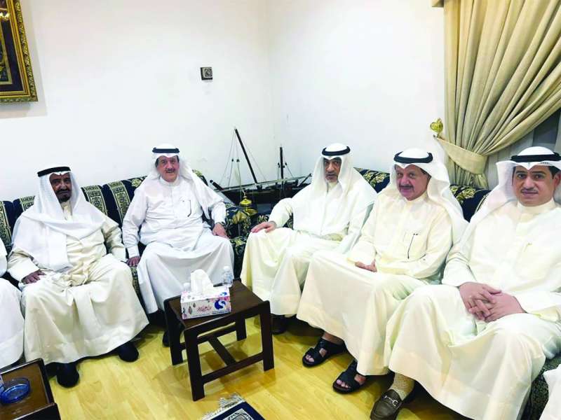 الوزير فهد اليوسف متوسطاً الغريب وعيسى الكندري ومهنئين 