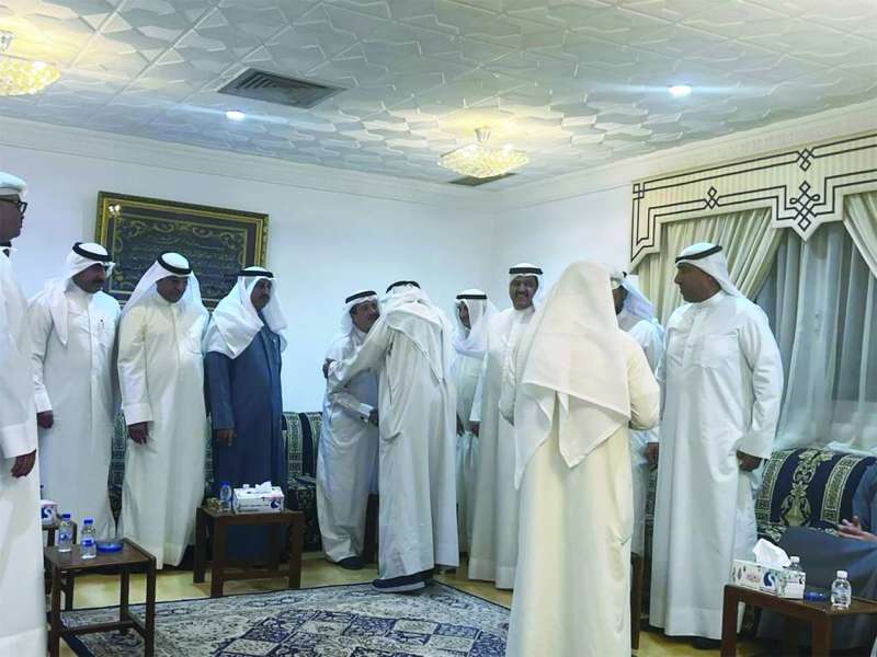 الغريب مستقبلاً المهنئين