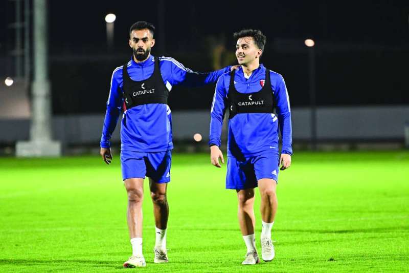 مبارك الفنيني وأحمد الظفيري خلال تدريب منتخب الكويت 