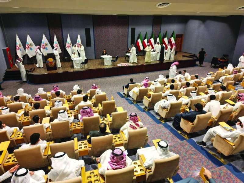 جانب من توزيع قرارات التعيين على المدققين