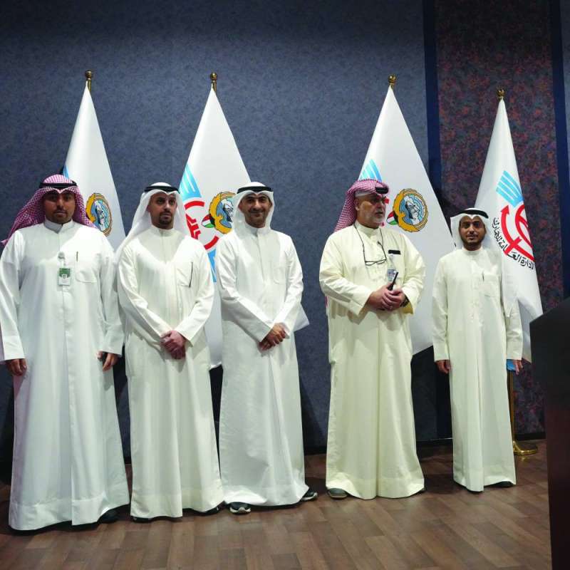 قياديو «الجمارك» خلال توزيع قرارات التعيين