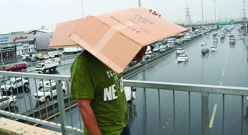 اتقاء المطر بمظلة كرتونية 