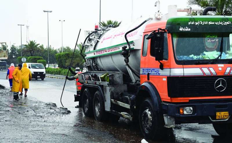 


تناكر لسحب المياه المتجمعة 	(تصوير نايف العقلة) 