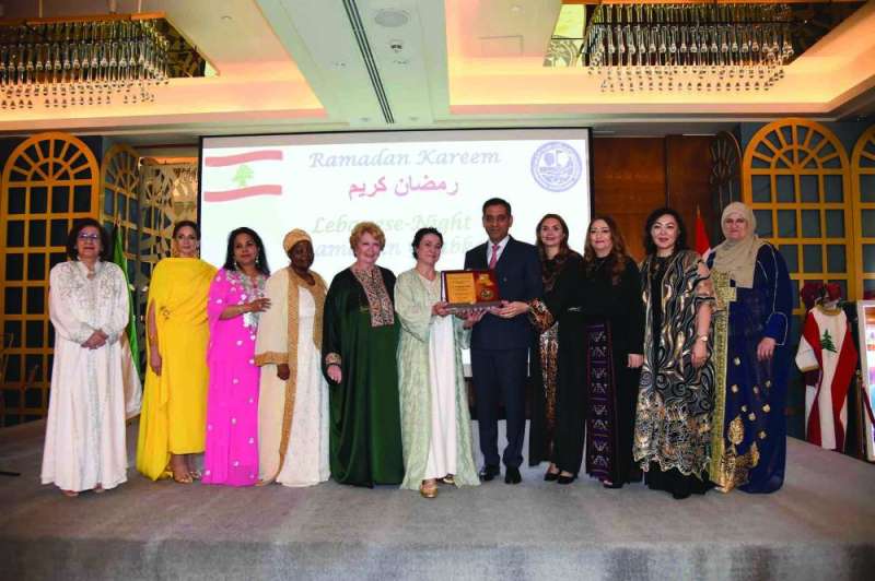 عرفة متسلماً درعاً تذكارية من اللجنة 