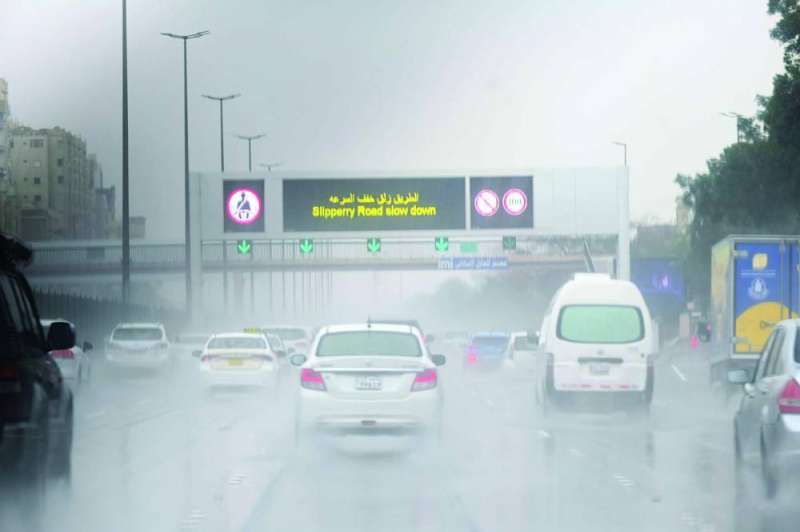 


الأمطار لم تُعق حركة الطرق	 (تصوير أسعد عبدالله) 