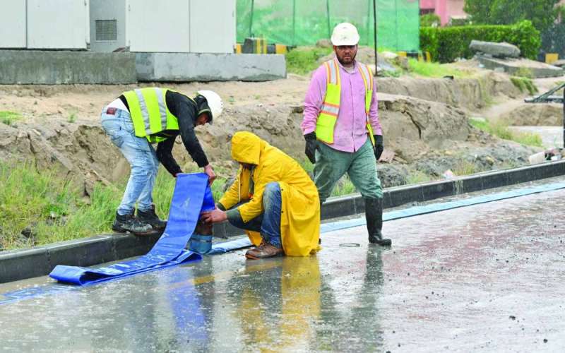 جهود لسحب المياه من الطريق