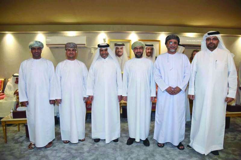 السفير العماني وممثلو سفارته يقدمون التهاني للسفير القطري