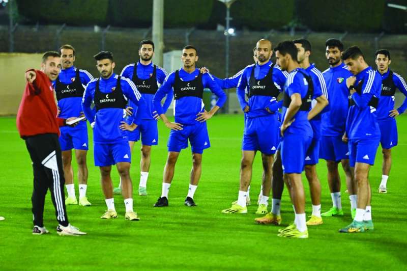 لاعبو منتخب الكويت تنتظرهم مهمة صعبة في الدوحة 