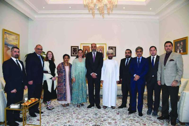 


جمع من السفراء والديبلوماسيين 