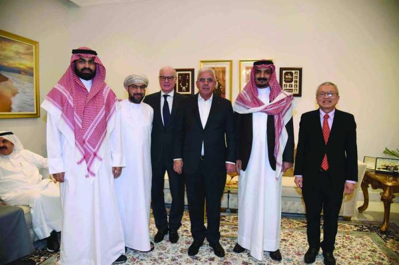 


سفراء فلسطين والآسيان وعمان مع ماجد سليمان التركي ونجله عبدالعزيز 