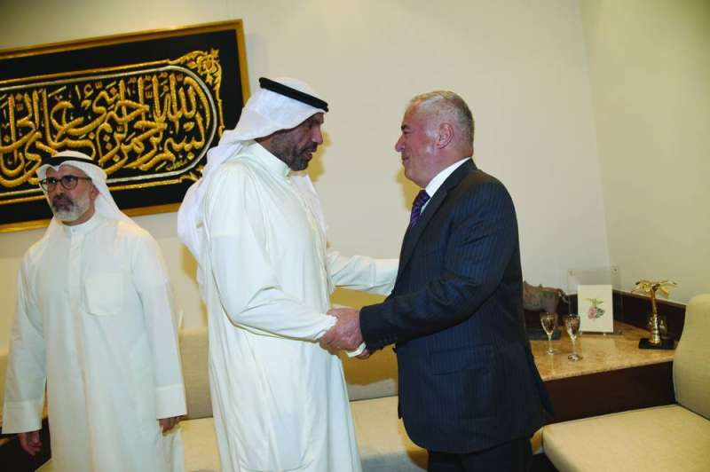 


 وزير الخارجية مستقبلاً عميد السلك الديبلوماسي 