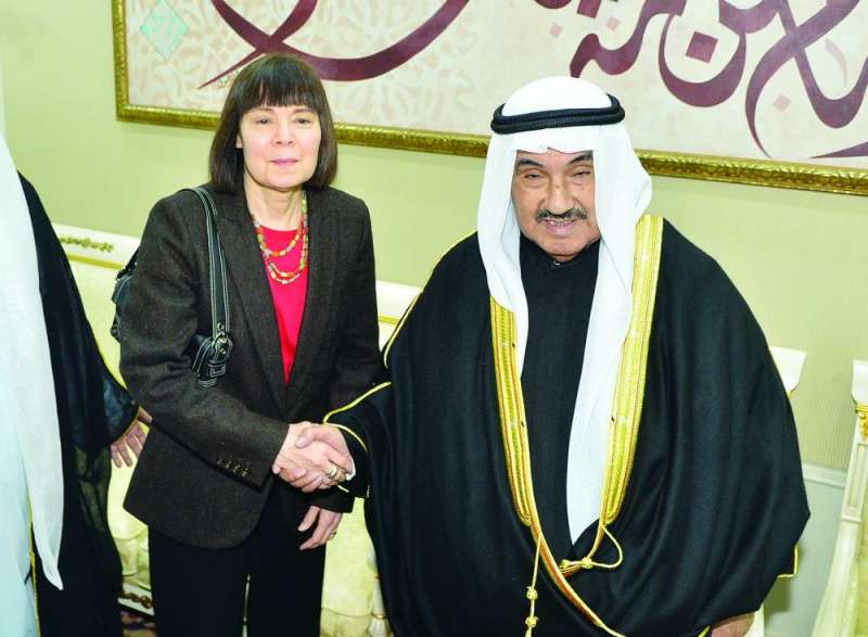 ناصر المحمد مصافحاً السفيرة الأميركية