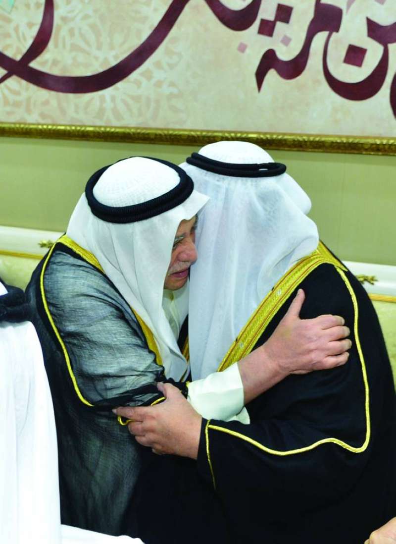 


علي الخليفة معانقاً ناصر المحمد 