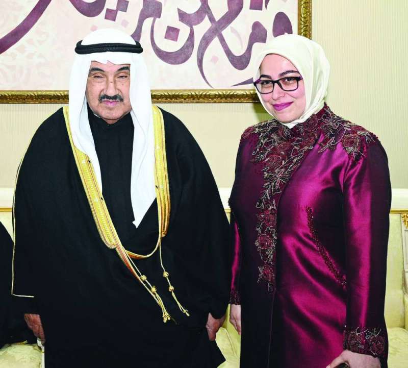 ناصر المحمد مستقبلاً السفيرة التركية