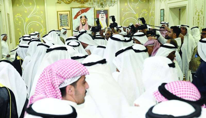 


 حشد من المهنئين في قصر الشويخ 