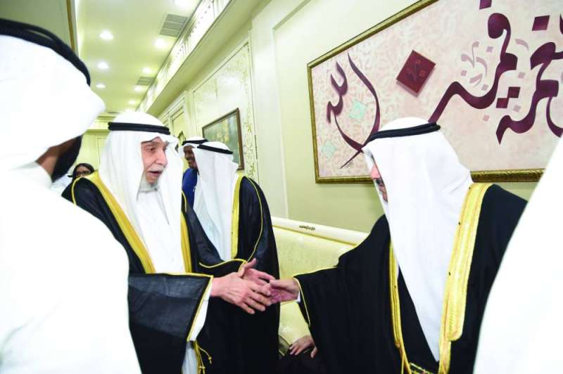 ناصر المحمد مصافحاً خالد المذكور