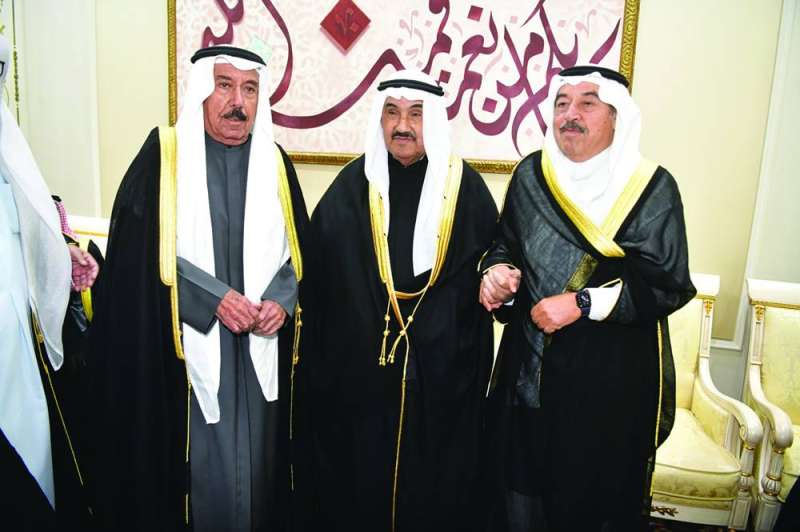 


ناصر المحمد متوسطاً مبارك الجابر وسالم الجابر	 (تصوير سعود سالم) 