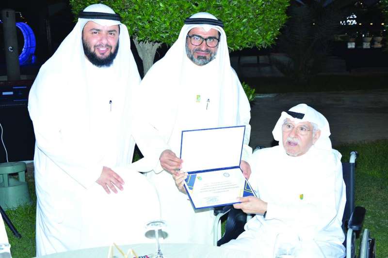 الحربي والعازمي يكرمان الدكتور إبراهيم كرم